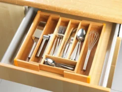 Ausziehbarer Bambus-Besteckkasten mit 5 bis 7 Fächern, 25,7-38,5 x 5,1 x 35,7 cm