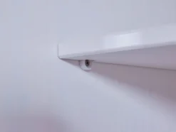 Kleiderschrank im Landhausstil, aus lackiertem Massivholz