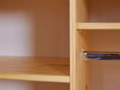 Kleiderschrank im Landhausstil, aus lackiertem Massivholz
