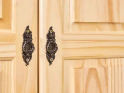Kleiderschrank im Landhausstil, aus lackiertem Massivholz