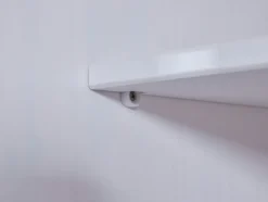 Kleiderschrank im Landhausstil, aus lackiertem Massivholz