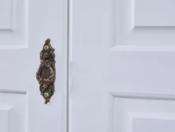 Kleiderschrank im Landhausstil, aus lackiertem Massivholz