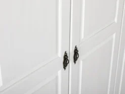 Kleiderschrank im Landhausstil, aus lackiertem Massivholz