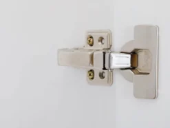 Kleiderschrank im Landhausstil, aus lackiertem Massivholz