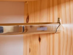 Kleiderschrank im Landhausstil, aus lackiertem Massivholz
