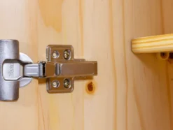 Kleiderschrank im Landhausstil, aus lackiertem Massivholz