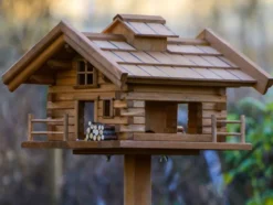 Vogelfutterhaus »Tirol«, inkl. Standfuß, H 117 cm, aus Holz